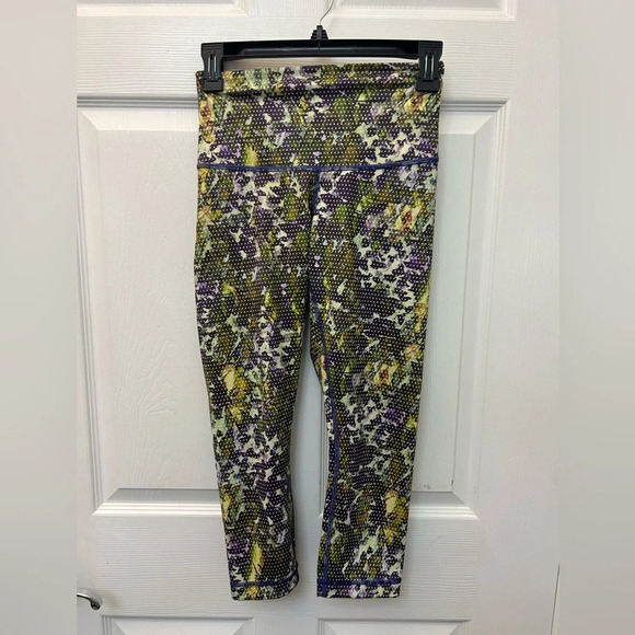 ! Lululemon Wunder Under *Full-On Luxtreme Roll Down - Picture 3 of 3